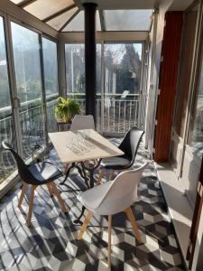 una sala da pranzo con tavolo e sedie sul balcone di Les Pics Verts ad Annecy