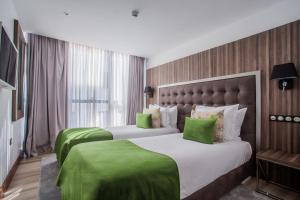 En eller flere senger på et rom på SBN Suite Hôtel
