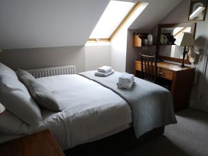 1 dormitorio con cama, escritorio y ventana en Glen Gat House, en Dundalk