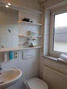 Koupelna v ubytování Im Winkel Appartements und Zimmer + 36 fotografií