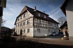 un edificio con un coche aparcado delante de él en Am Lindenbaum en Friedrichshafen