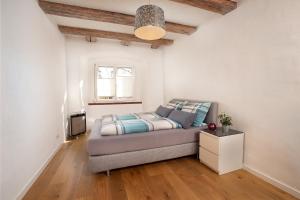 ein Schlafzimmer mit einem Bett in einem Zimmer in der Unterkunft Am Lindenbaum in Friedrichshafen