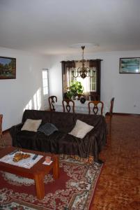 uma sala de estar com um sofá e uma mesa em AFIFE "Porta da Alegria" em Viana do Castelo