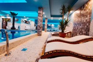 Bazén v ubytování Paradisul Transilvaniei Resort nebo v jeho okolí