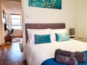 מיטה או מיטות בחדר ב-Charming Central Apartment with King Bed and Netflix