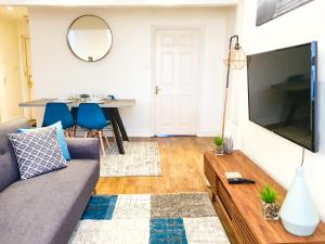 TV a/nebo společenská místnost v ubytování Charming Central Apartment with King Bed and Netflix