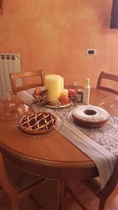 - une table en bois avec une tarte et du fromage dans l'établissement Agriturismo Dinoabbo Apt, à Lucinasco