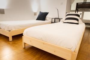 Cette chambre comprend 2 lits jumeaux et du parquet. dans l'établissement Casa Isabela by Cadiz Time, à Cadix