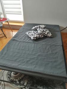 Postel nebo postele na pokoji v ubytování Apartman Red wall