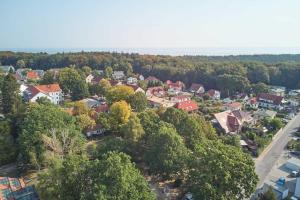 eine Luftansicht einer Stadt mit Bäumen und Häusern in der Unterkunft Haus Roland Wohnung 11 in Zinnowitz