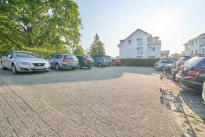 Ein Haufen Autos, die auf einem Parkplatz geparkt sind. in der Unterkunft Haus Roland Wohnung 11 in Zinnowitz