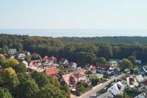 eine Luftaufnahme einer Stadt mit Häusern und Bäumen in der Unterkunft Haus Roland Wohnung 11 in Zinnowitz + 26 Fotos