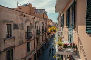 um casal a andar por uma rua entre edifícios em TaoApartments - Casa Vittoria em Taormina