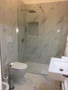 e bagno con doccia, servizi igienici e lavandino. di Affreschi Su Roma Luxury B&B a Roma