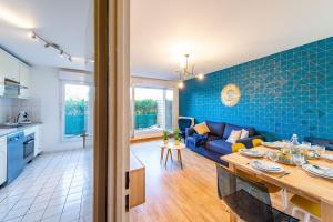 eine Küche und ein Wohnzimmer mit einer blauen Wand in der Unterkunft The Graphic Condo - Fairytale Factory in Lognes