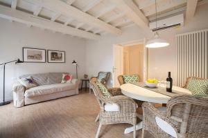 uma sala de estar com uma mesa e cadeiras e um sofá em Maffia Luxury em Florença