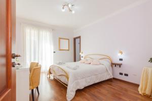 ザッフェラーナ・エトネーアにあるB&B BOUTIQUE DI CHARME "ETNA-RELAX-NATURA"のベッドルーム1室(ピンクのぬいぐるみが入ったベッド1台付)
