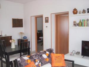 ein Wohnzimmer mit einem Sofa und einem Tisch in der Unterkunft Casa Tonino in Pisticci