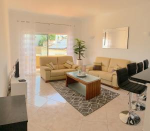 Sala de estar con 2 sofás y mesa de centro en Fournier Apartment - Praia da Luz, en Luz