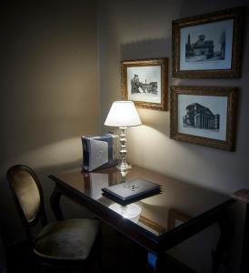 Uma área de estar em Nino Hotel Boutique
