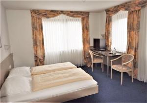 A bed or beds in a room at Hotel Alena - Kontaktlos Check-In