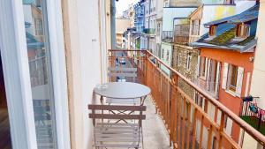 een tafel op het balkon van een gebouw bij Studio La Touvière in Évian-les-Bains