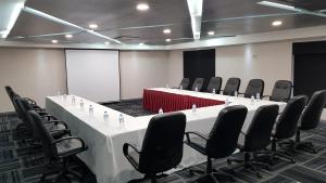 una sala de conferencias con una mesa larga y sillas en Bahia Escondida, en Santiago