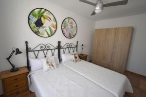1 dormitorio con 1 cama y 2 platos en la pared en Villa Bonita en Aguilas Murcia con piscina privada, en Águilas