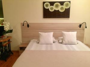 um quarto com uma cama branca e 2 almofadas em Kranto Luxe Stay em Panevėžys