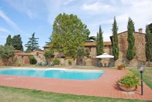 a swimming pool in the yard of a house at Agriturismo La Fonte Di Vivalda in Suvereto