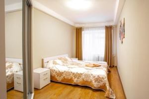 sypialnia z łóżkiem i lustrem w obiekcie Квартира поруч із Палацом Україна та Ocean Plaza w Kijowie