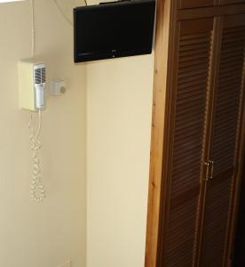 En tv och/eller ett underhållningssystem på Alojamientos ALBOR I