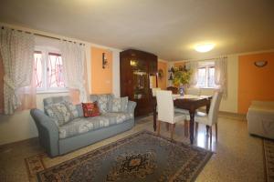 a living room with a couch and a table at Casa Mary in Lucca