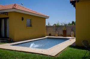 Πισίνα στο ή κοντά στο Seroloana Guest House