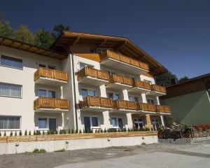 Il propose un hébergement doté d'un balcon en bois. dans l'établissement Apartment Kogelblick Zell am See - Kaprun, à Piesendorf