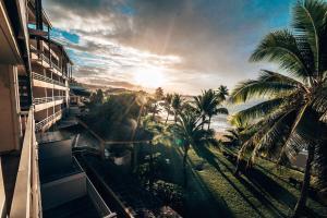 widok na ocean z balkonu budynku w obiekcie Le Tahiti by Pearl Resorts w mieście Papeete