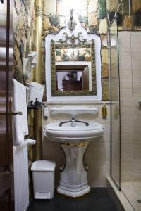 
A bathroom at Hunter Prince Castle Hotel
