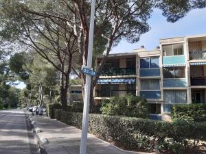 un panneau de rue devant un bâtiment dans l'établissement MARSEILLE CALANQUES, à Marseille