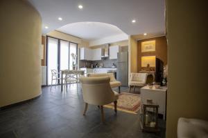 een keuken en een woonkamer met stoelen en een tafel bij Elga's Apartment - Your charming stay on Lake Orta in Pettenasco