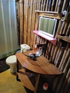 a bathroom with a desk with a laptop on top of it at Hotel La Casa Rosada in Lívingston