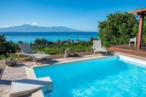 a swimming pool with a view of the ocean at Villa Ora in Teavaro