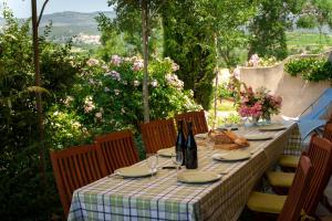 Majoituspaikan Château La Villatade ravintola tai vastaava paikka