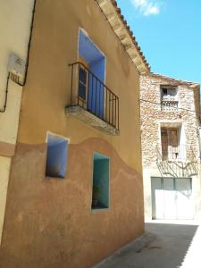 um edifício com duas janelas e uma varanda em Aragonaise em Laluenga