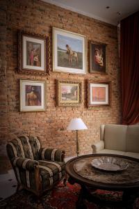 Uma área de estar em Nino Hotel Boutique
