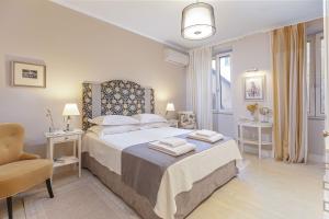 sypialnia z łóżkiem i dwoma ręcznikami na nim w obiekcie Palazzino Leone - Corfu Old Town Liston Deluxe Apartment w Korfu