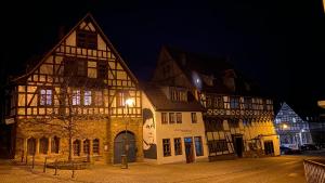 an old building in a town at night at Ferienhaus zwischen Bach und Luther mit Sauna in Eisenach