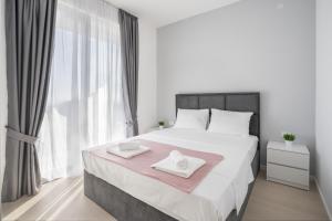 Кровать или кровати в номере Montesun Apartments Bečići