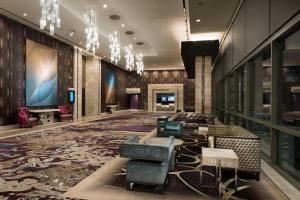 un hall avec des canapés et des chaises sur un tapis dans l'établissement Viejas Casino & Willows Hotel, à Alpine