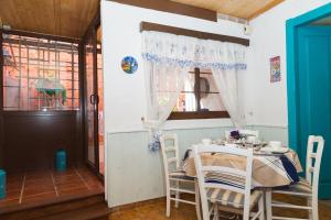 Casa Mamatita في أغويميس: غرفة طعام مع طاولة وكراسي