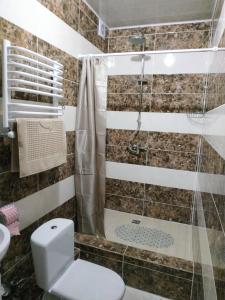 La salle de bains est pourvue d'une douche et de toilettes. dans l'établissement Мотель "КАЛИНА", à Yavoriv